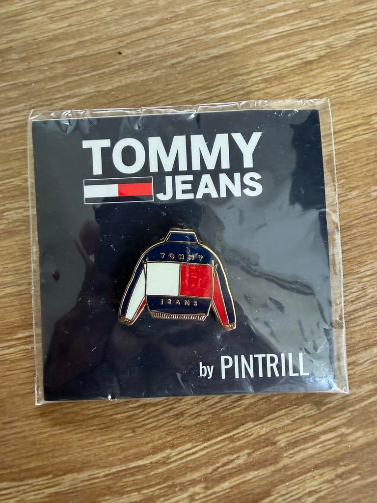 Tommy Jeans Pintrill Speldje - Jasje Design, Verzamelen, Speldjes, Pins en Buttons, Ophalen of Verzenden, Zo goed als nieuw, Merk