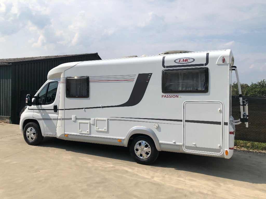 Foto 3 van Smetteloze LMC VAN V643 G lengte bedden XL garage 47.000km