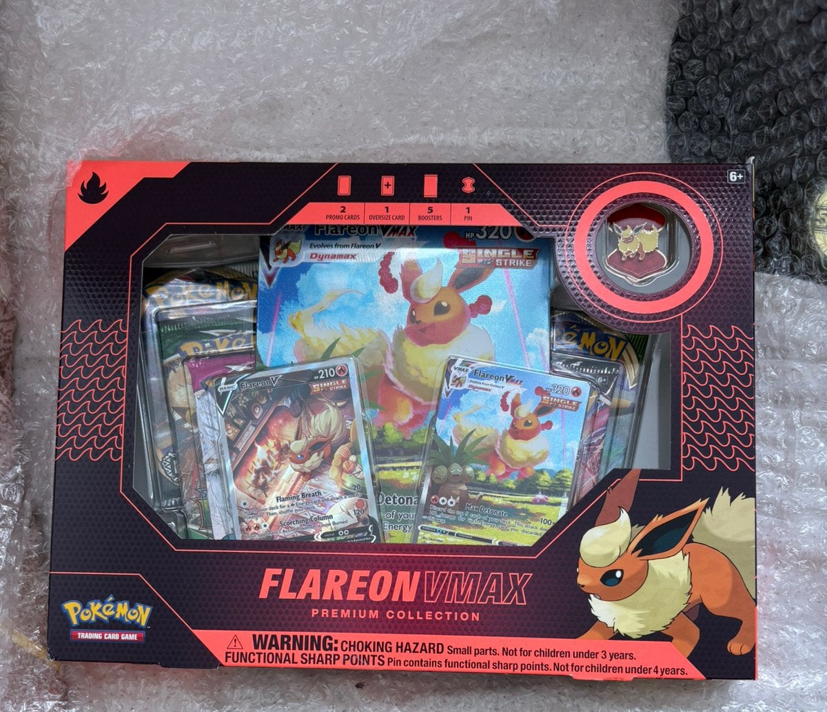 Geseald flareon vmax premium box, Hobby en Vrije tijd, Verzamelkaartspellen | Pokémon, Ophalen of Verzenden, Zo goed als nieuw