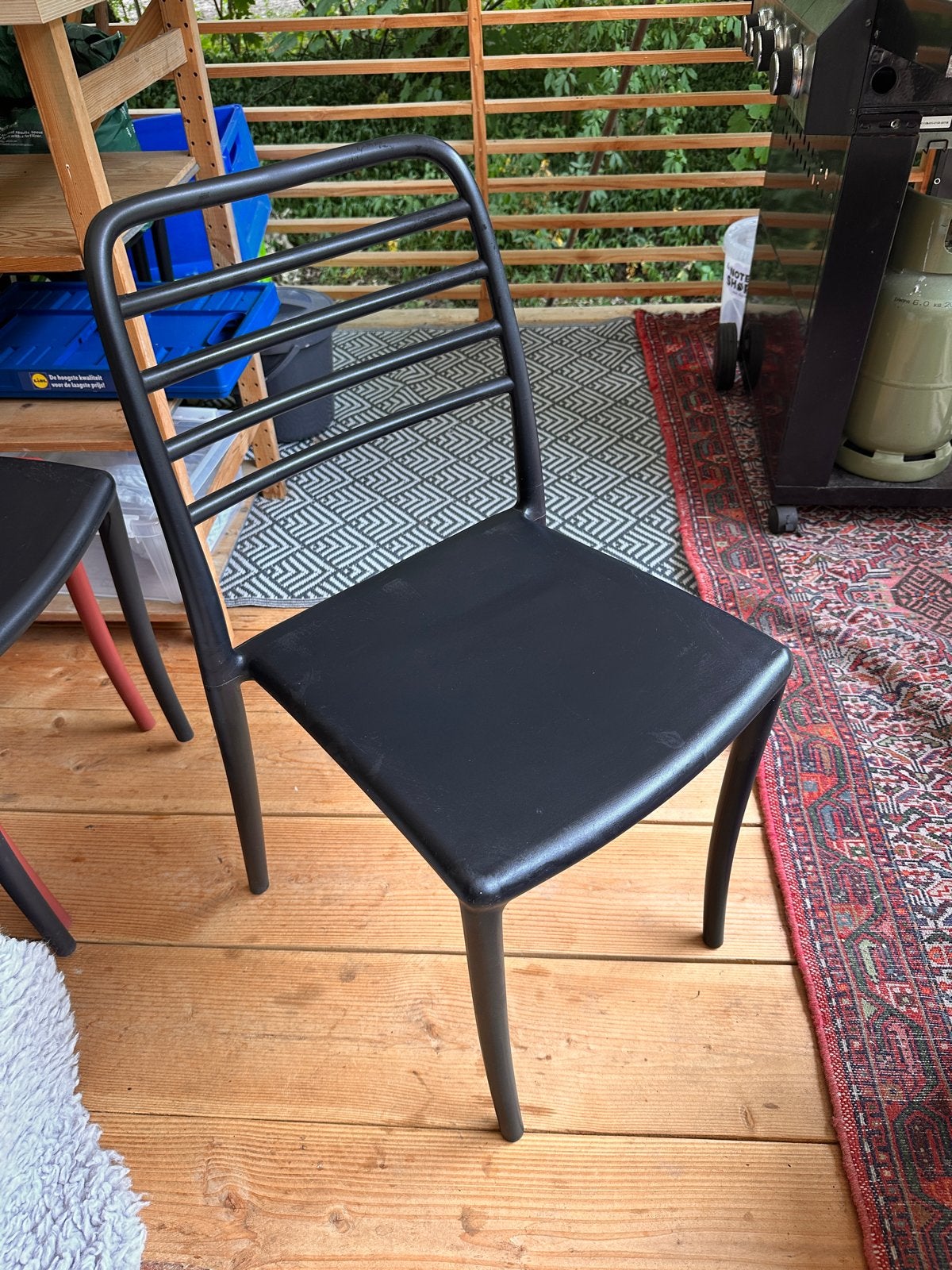 Moderne stoelen voor binnen en buiten - Zwart en Rood, Huis en Inrichting, Stoelen, Ophalen, Kunststof, Gebruikt, Zwart