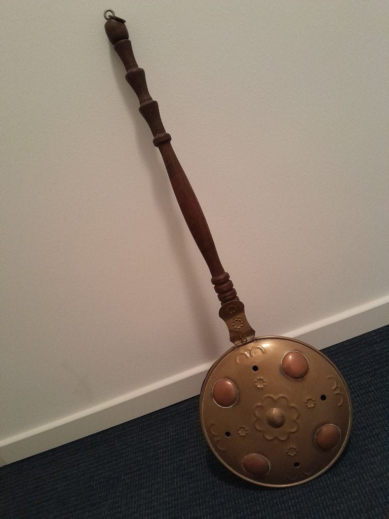 Een antieke beddenpan met een koperen pan., Ophalen, Koper