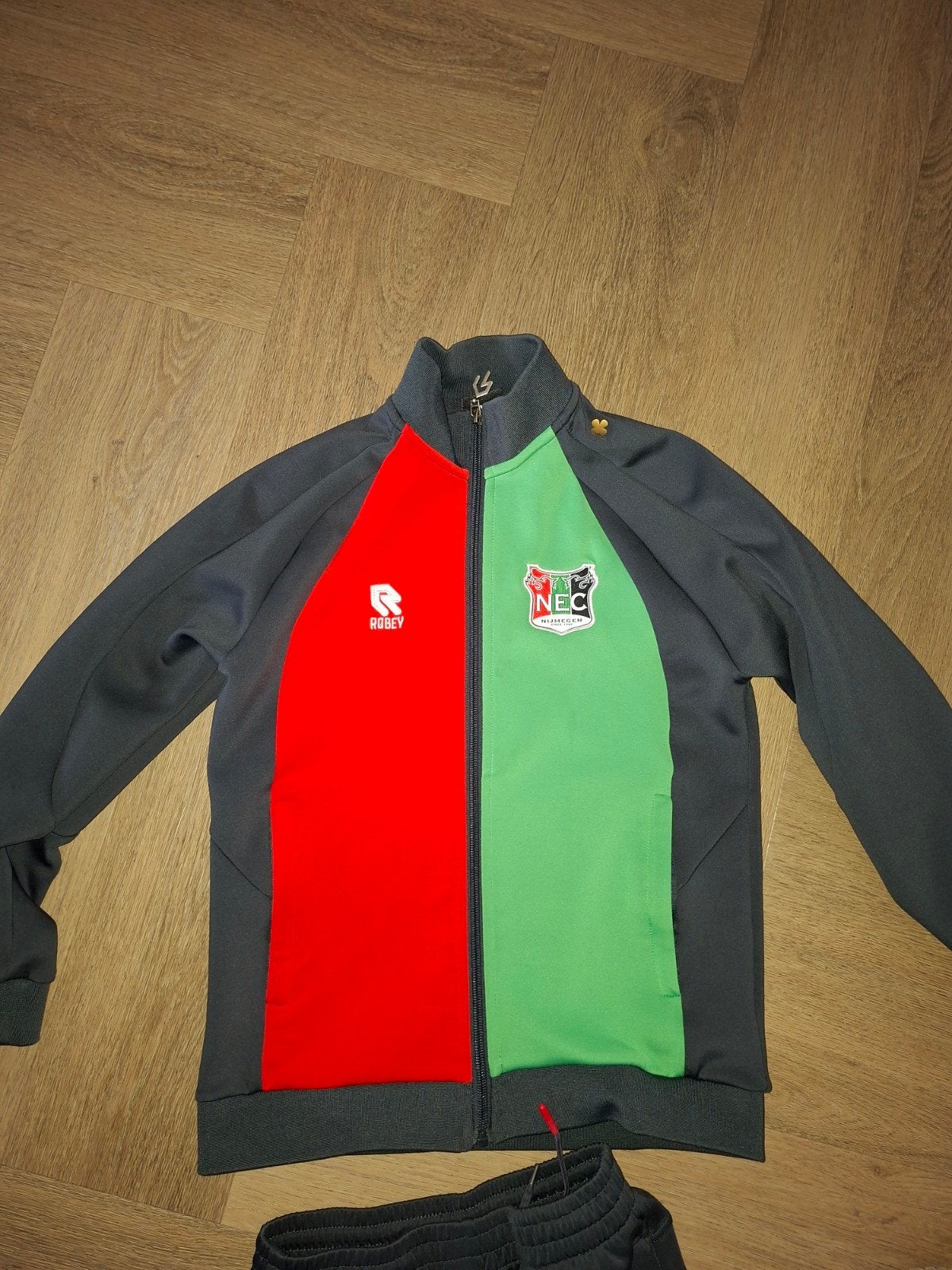 NEC Nijmegen Robey trainingspak maat 140, Ophalen of Verzenden, Zo goed als nieuw, Maat 140