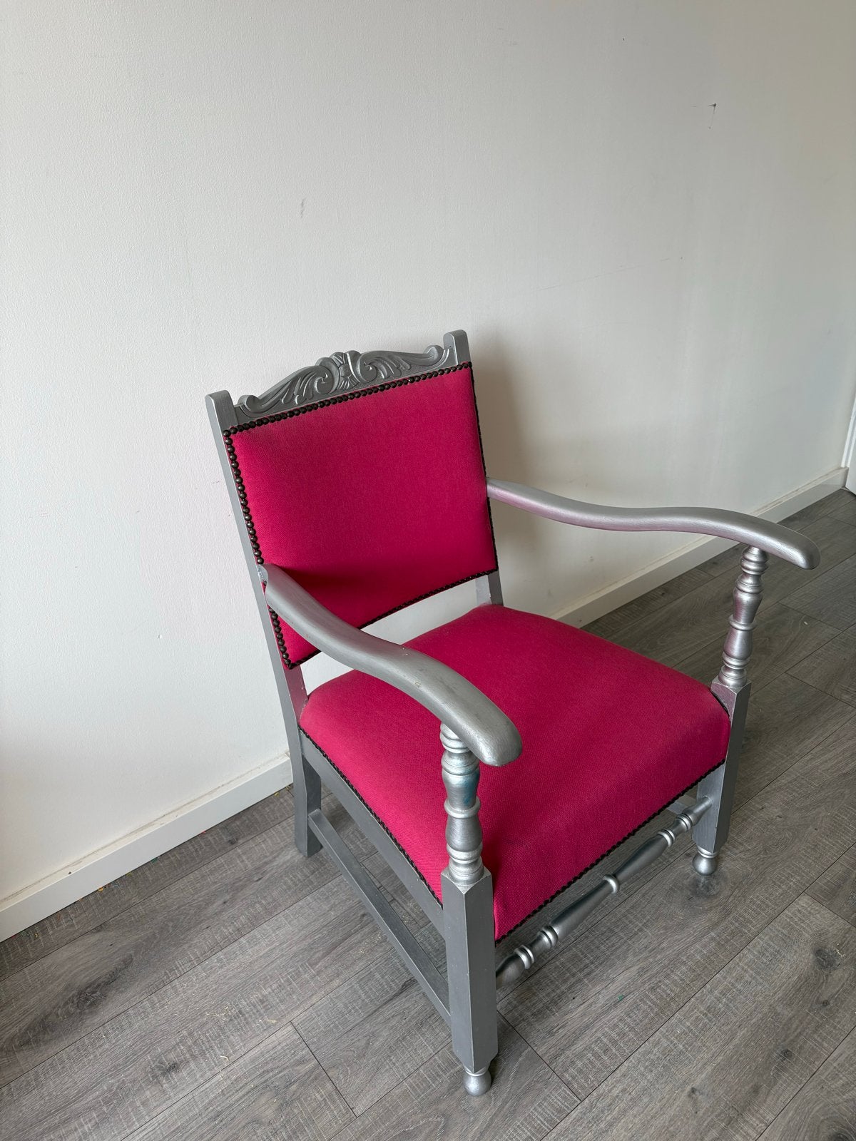 Unieke fauteuil met zilveren frame en fuchsia bekleding, Ophalen