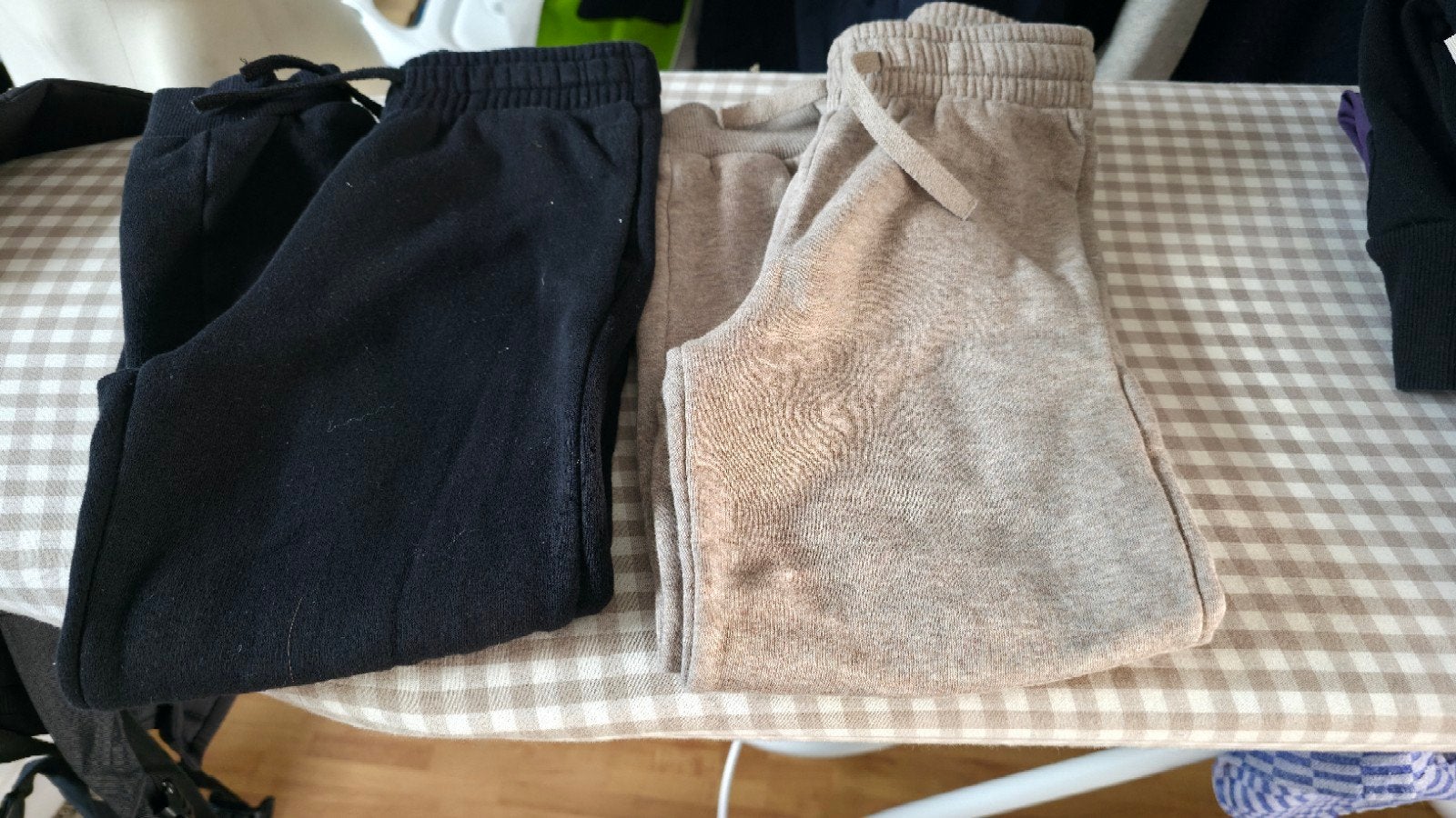 H&M Joggingbroeken (2 stuks) - Zwart en Beige, Ophalen of Verzenden, Gebruikt, H&M, Jongen of Meisje
