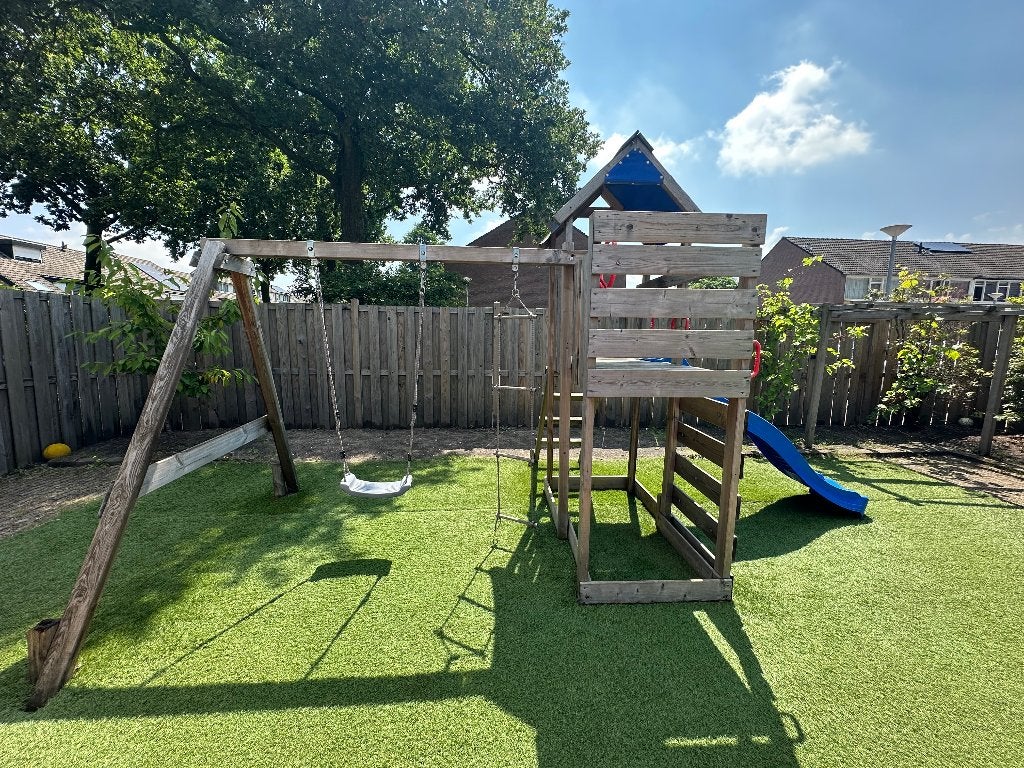 Houten speeltoestel met glijbaan, schommel en speelhuisje, Ophalen, Gebruikt, Schommel
