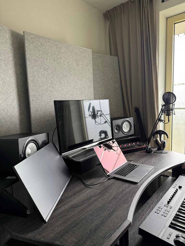 Studio Desk, Ophalen, Met wielen, Zo goed als nieuw