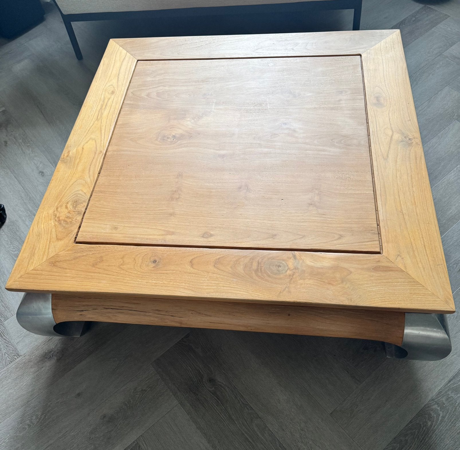 Massief houten salontafel met robuuste RVS poten, Ophalen, 100 tot 150 cm, Vierkant, Zo goed als nieuw