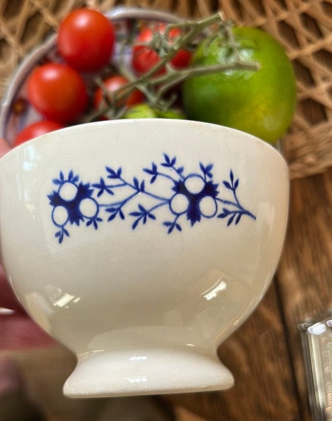 Oude spoelkom met diepe kleur bloemetjes, Ophalen