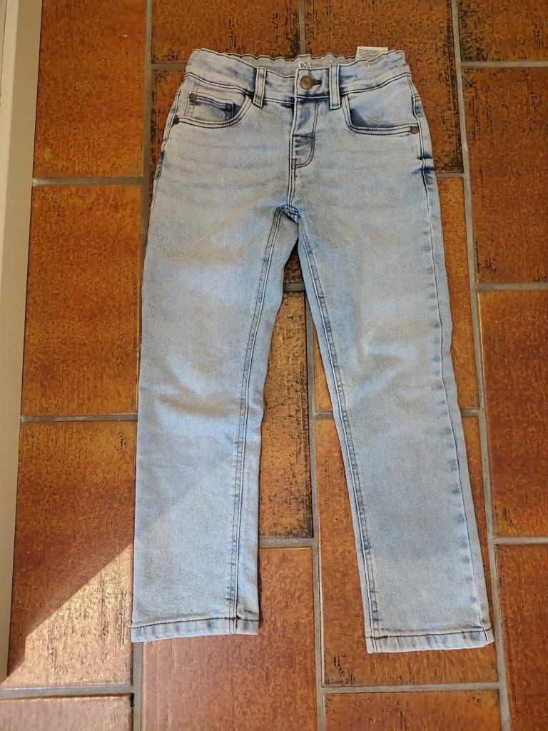 Nieuwe spijkerbroek van C&A maat 122 model straight., Broek, C&A, Nieuw, Ophalen of Verzenden