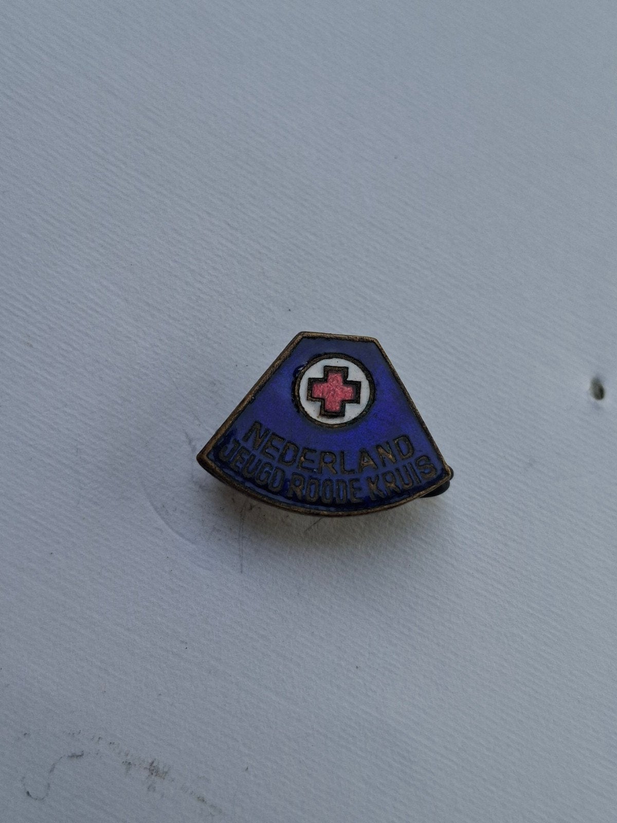 Vintage Speldje Nederlandse Jeugd Rode Kruis, Ophalen of Verzenden, Gebruikt, Overige onderwerpen, Speldje of Pin