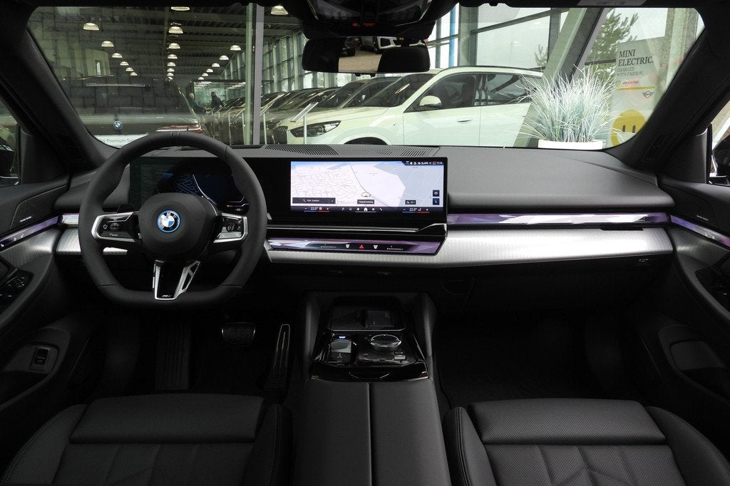 BMW i5 eDrive40 M Sport / Panoramadak / M Sportonderstel / C, Auto's, BMW, Automaat, 2095 kg, Achterwielaandrijving, Zwart