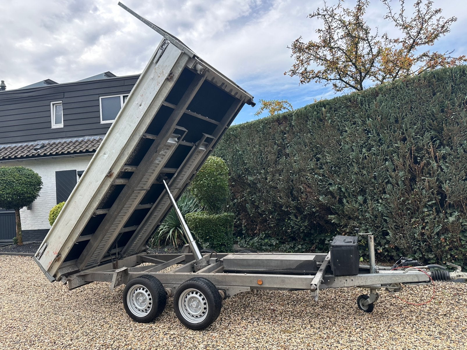 Henra 3 zijdig electrische kipper 335x195 3500KG rijplaten, Ophalen, Zo goed als nieuw