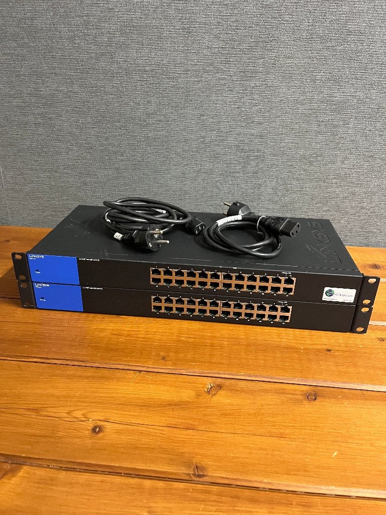 2x Linksys LGS124V2 (Versie 2) netwerkswitches, Ophalen of Verzenden, Gebruikt, Linksys