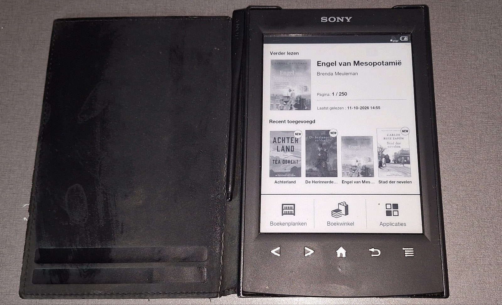 Sony E-reader PRS-T2 met hoes en leeslampje., Gebruikt, 6 inch of minder, Ophalen of Verzenden, 4 GB of minder