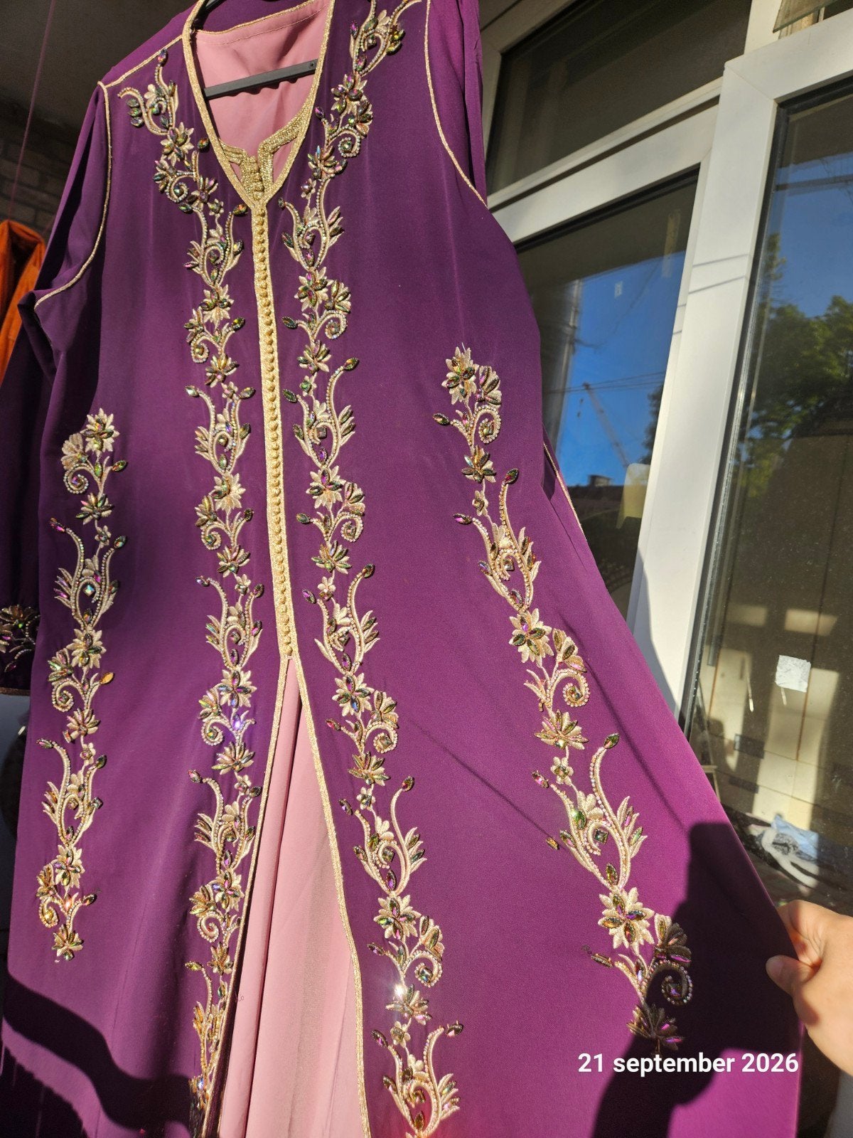 Prachtige paarse caftan met gouden borduursels, Kleding | Dames, Ophalen of Verzenden, Zo goed als nieuw