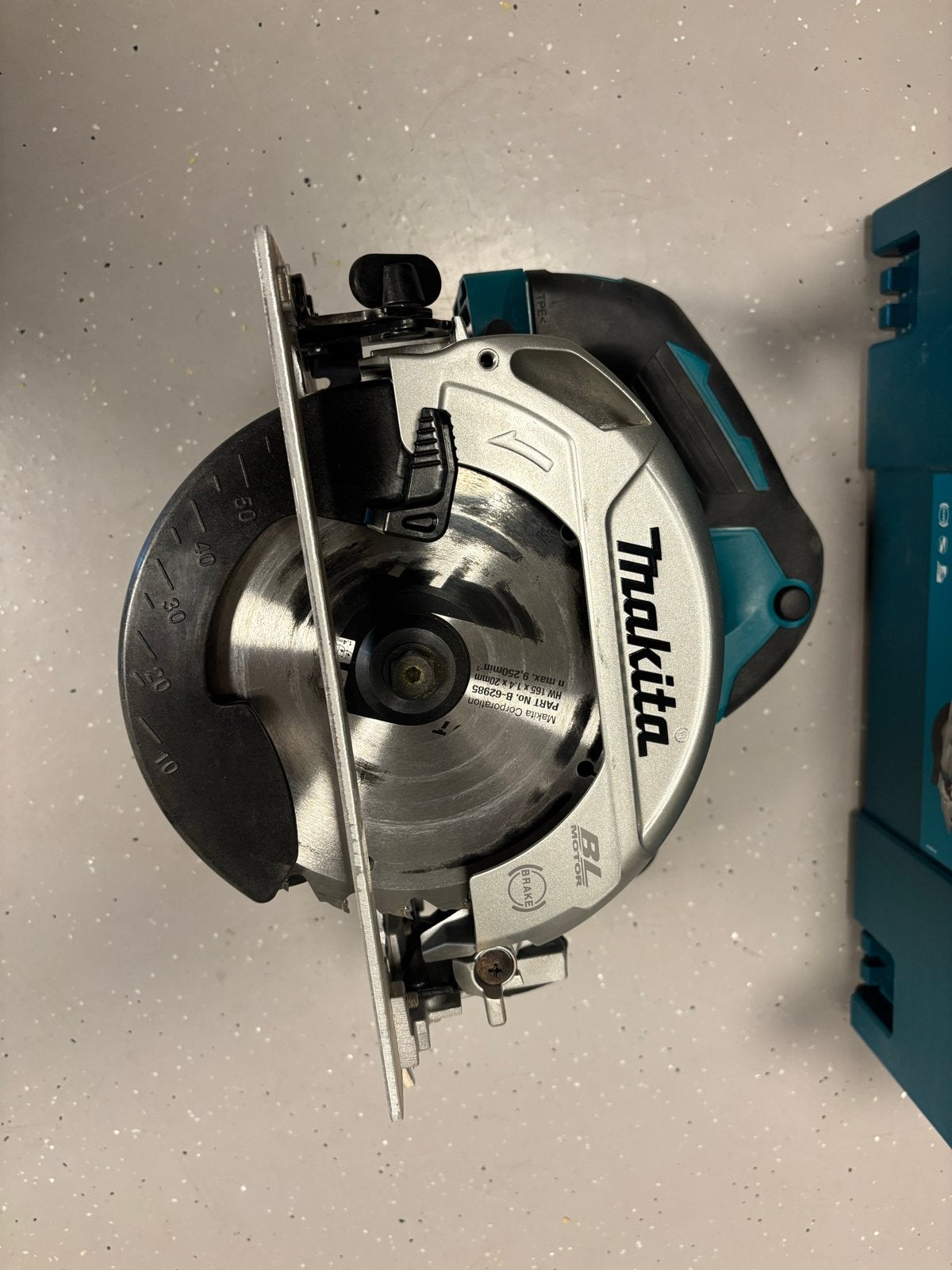 Weinig gebruikte Makita DHS660 18V Accu Cirkelzaag, Doe-het-zelf en Verbouw, Ophalen, Cirkelzaag, Zo goed als nieuw, 30 tot 70 mm