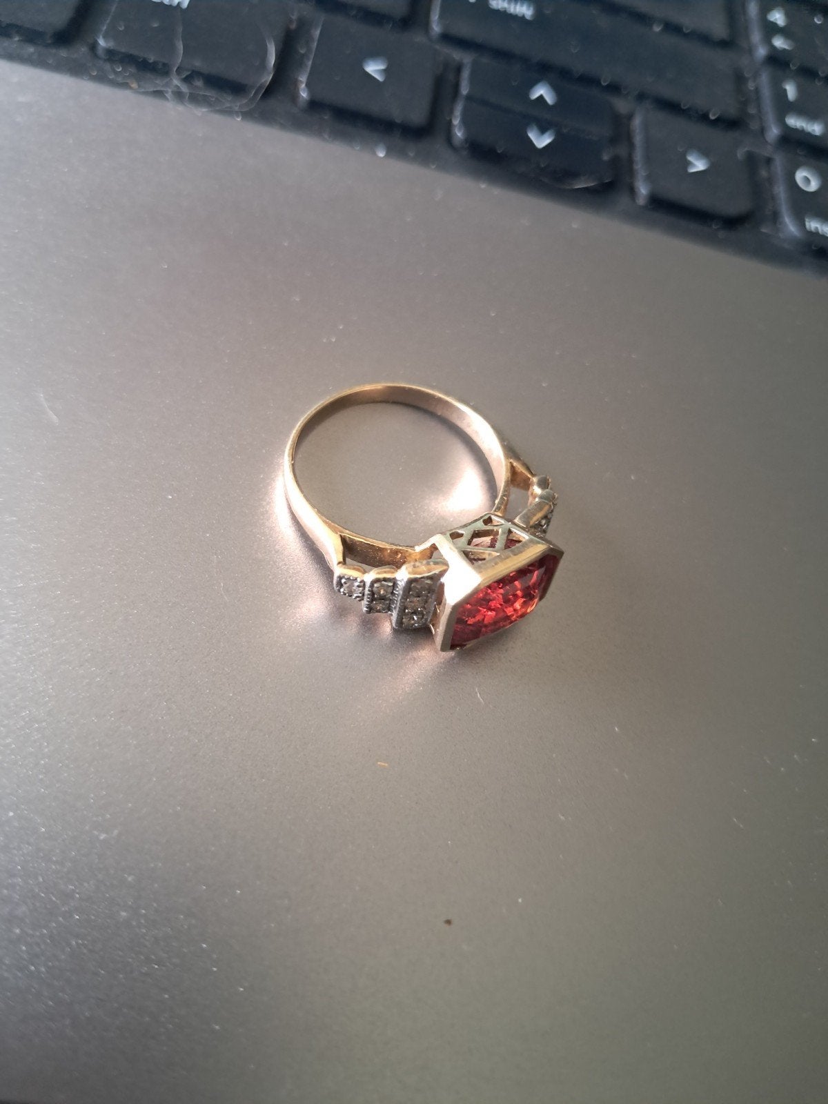 Gouden ring 14 karaat ,12 kleine briljanten,Edelsteen Spinel, Sieraden, Tassen en Uiterlijk, Ringen, Ophalen, 19 tot 20, Nieuw