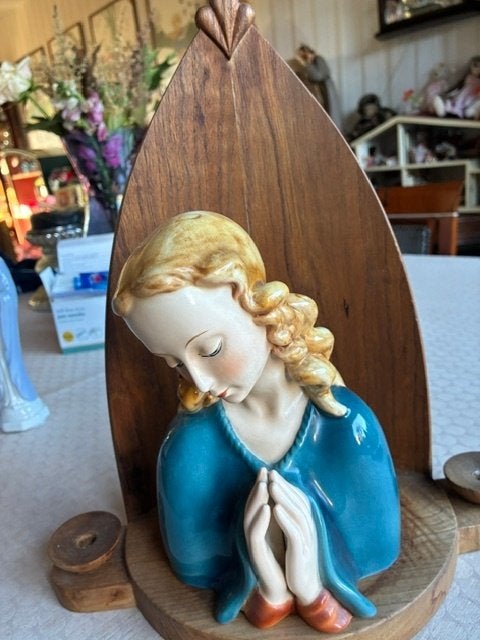 hummel goebel maria beeld met houten standaard 21 cm, Ophalen of Verzenden, Zo goed als nieuw, Hummel