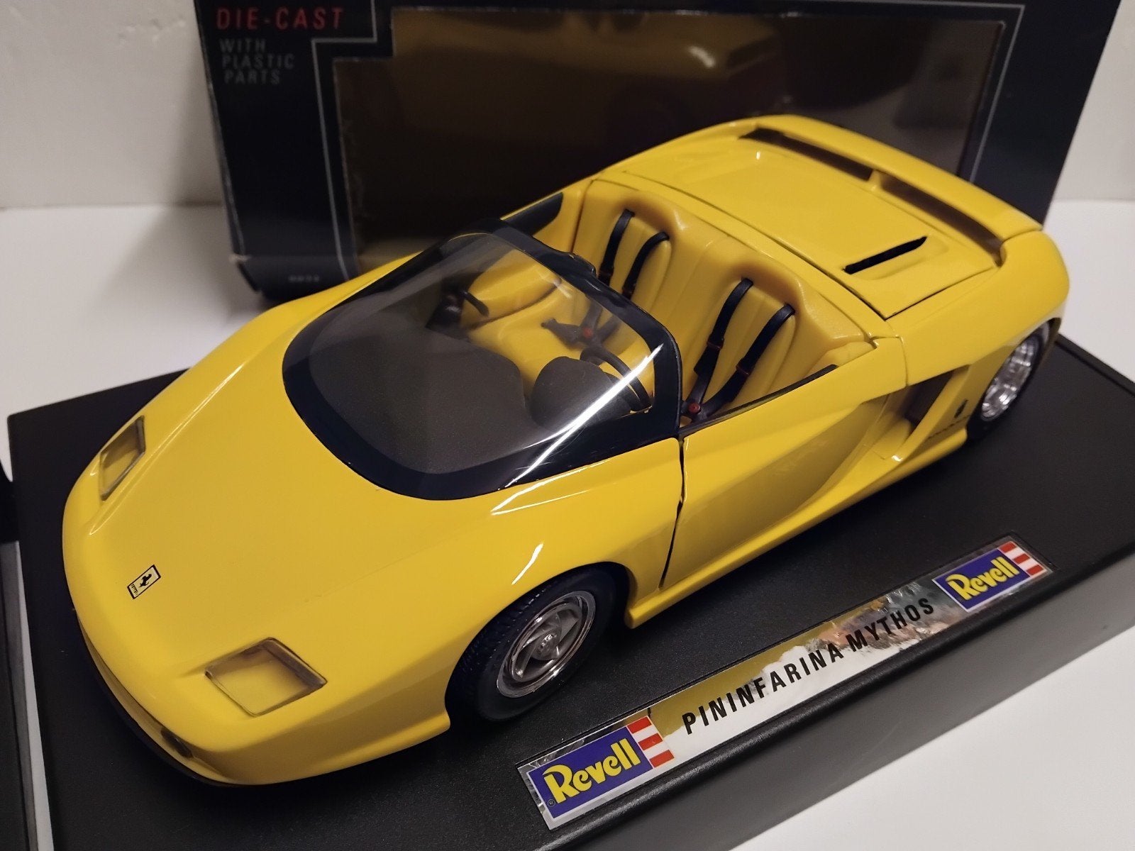 Ferrari MYTHOS Pininfarina geel Revell metal 1:18 KRD, Ophalen of Verzenden, Zo goed als nieuw, Auto, Revell