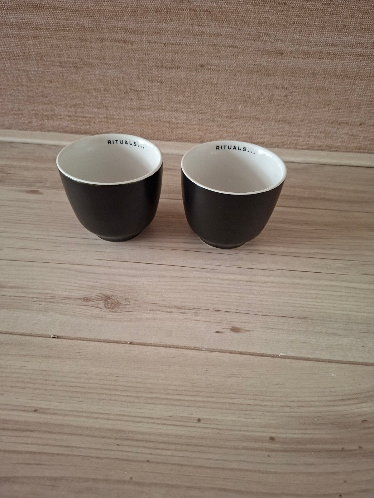 Set van 2 zwarte Rituals mokken, Ophalen of Verzenden, Zo goed als nieuw, Overige stijlen, Kop(pen) en/of Schotel(s)