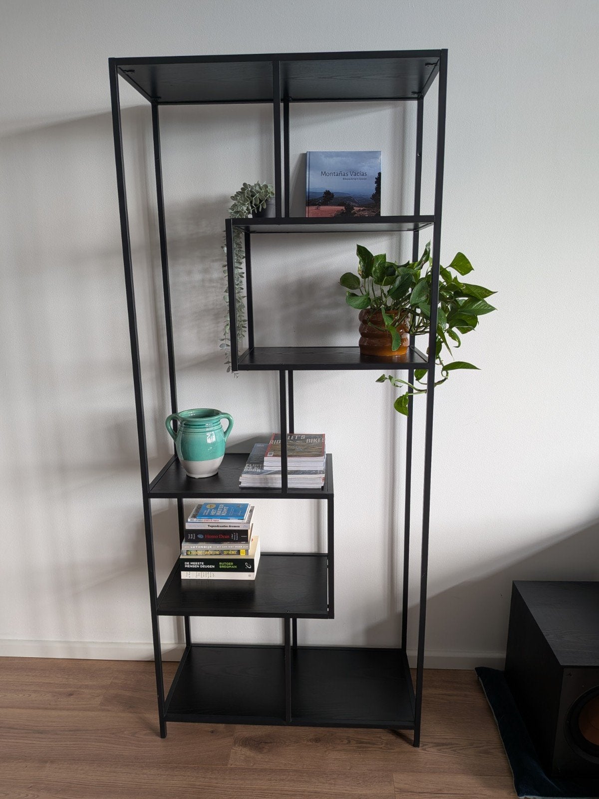 Zwarte open boekenkast / vakkenkast – industrieel design, Ophalen, Gebruikt