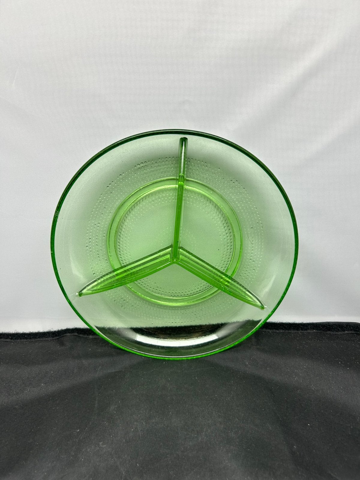 Vintage Annagroen Uraniumglas Drievakschaal / Bonbonschaal, Antiek en Kunst, Ophalen