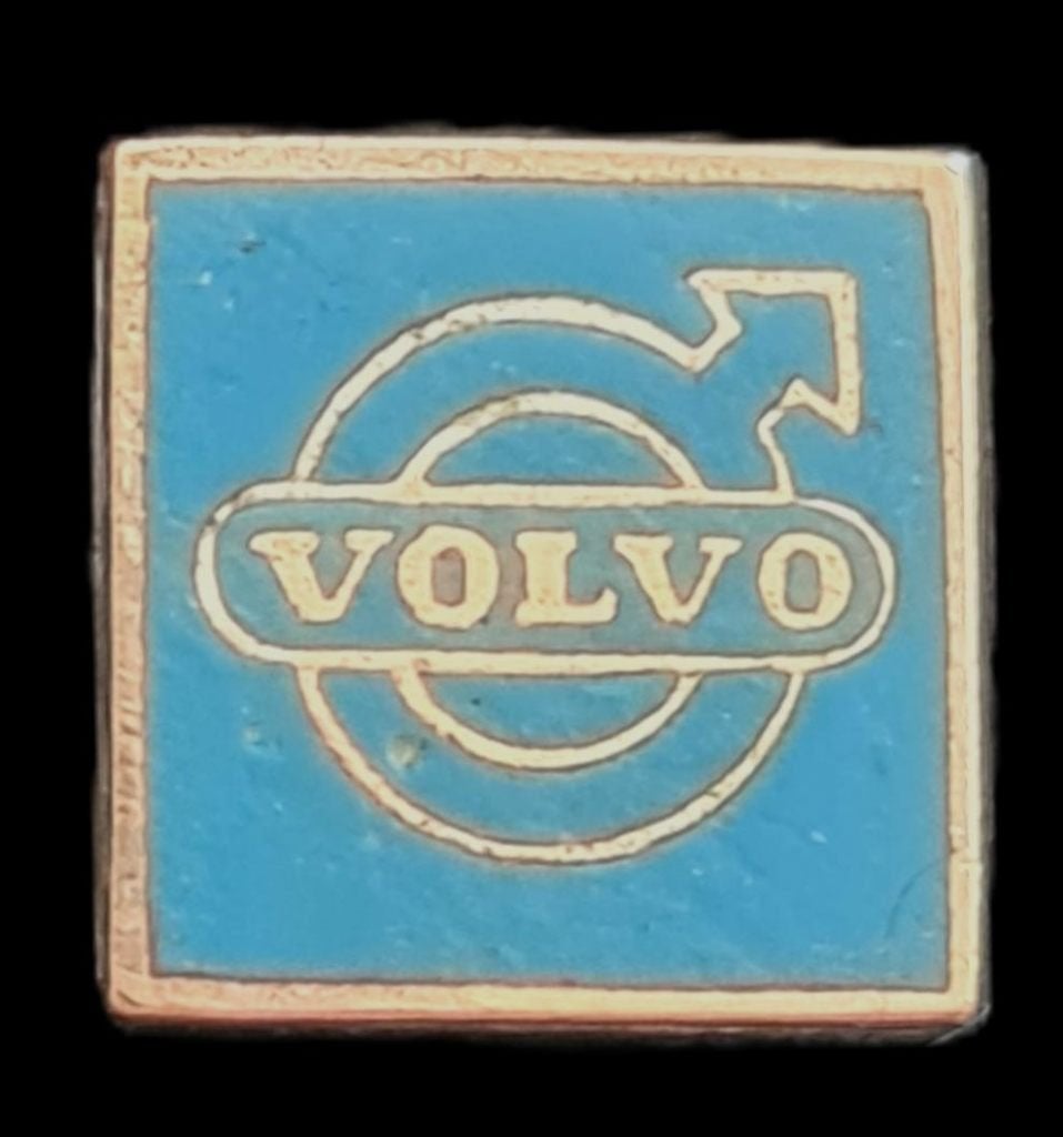 Volvo speld- vierkant l. blauw emaille, Verzamelen, Verzenden, Nieuw, Transport, Speldje of Pin