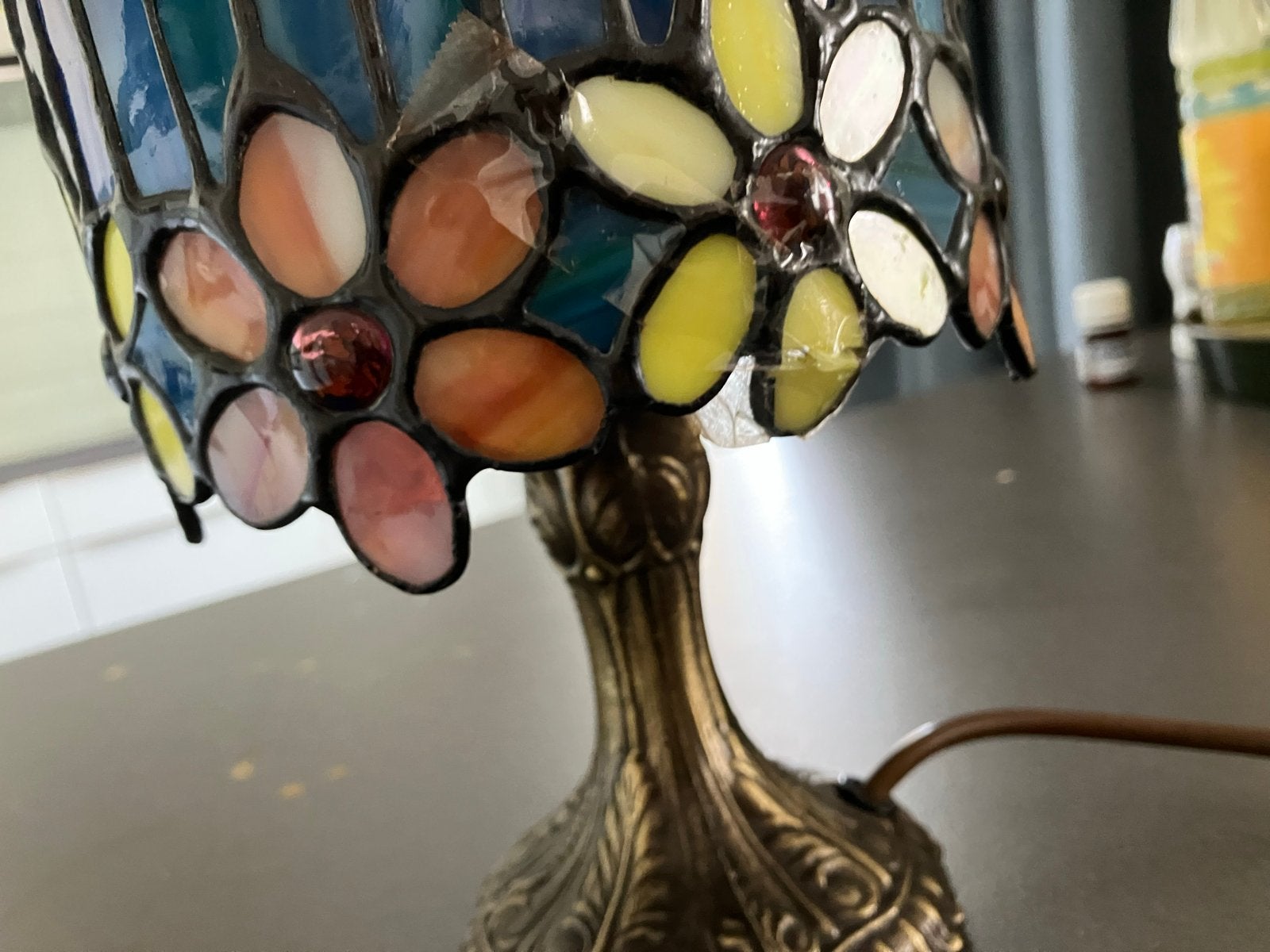 Tiffany-stijl tafellamp met bloemmotief, Antiek en Kunst, Ophalen