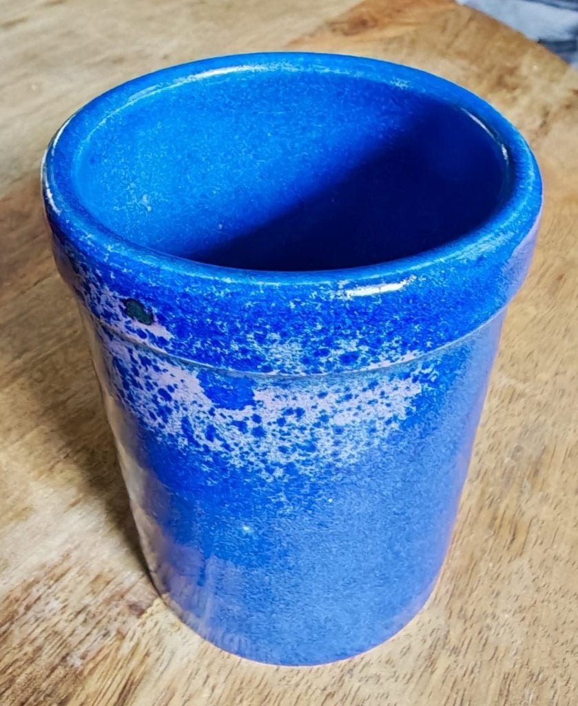 Vintage keramieken vaasje kobaltblauw – handgemaakt – 9 cm, Vintage, Gebruikt, Blauw, Ophalen of Verzenden