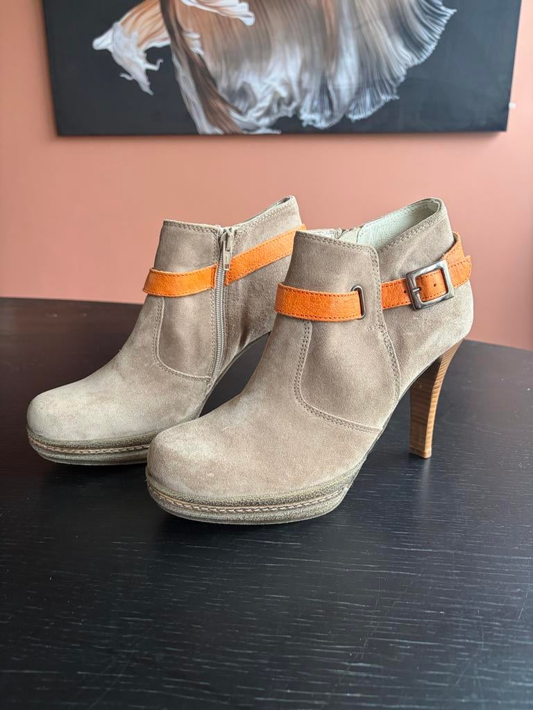 Moccio beige suède enkellaarsjes met oranje riempje - Mt 39, Kleding | Dames, Schoenen, Ophalen of Verzenden, Zo goed als nieuw