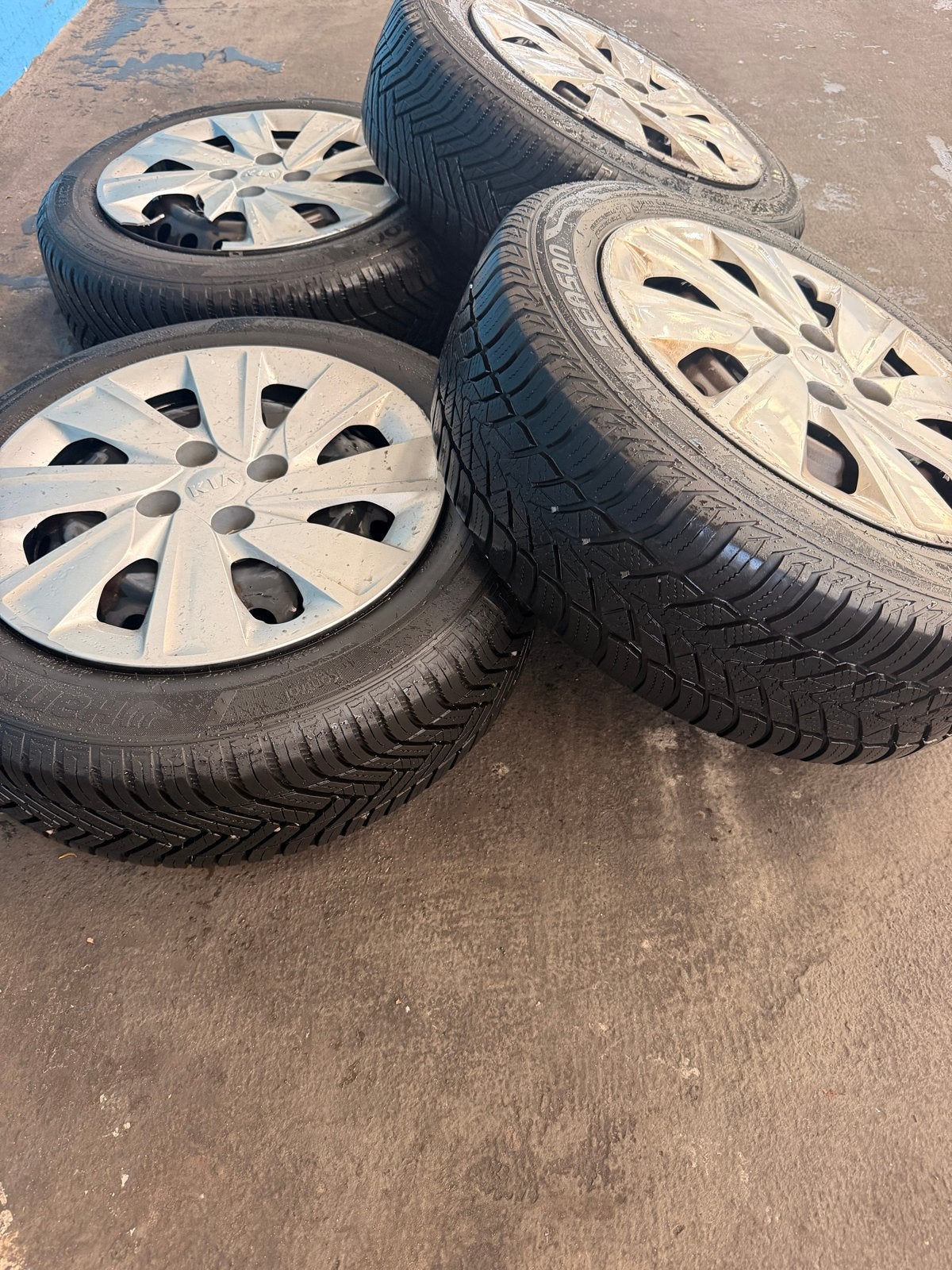4 winterbanden met Kia velgen en wieldoppen, Auto-onderdelen, Ophalen, Gebruikt, Winterbanden, Banden en Velgen