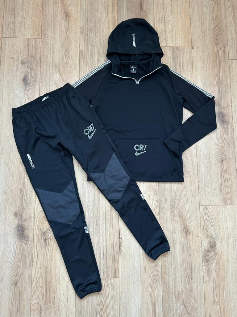 Als nieuw Nike Dri Fit CR7 trainingspak zwart XL 158 164 170, Ophalen of Verzenden, Zo goed als nieuw, Jongen, Sport- of Zwemkleding