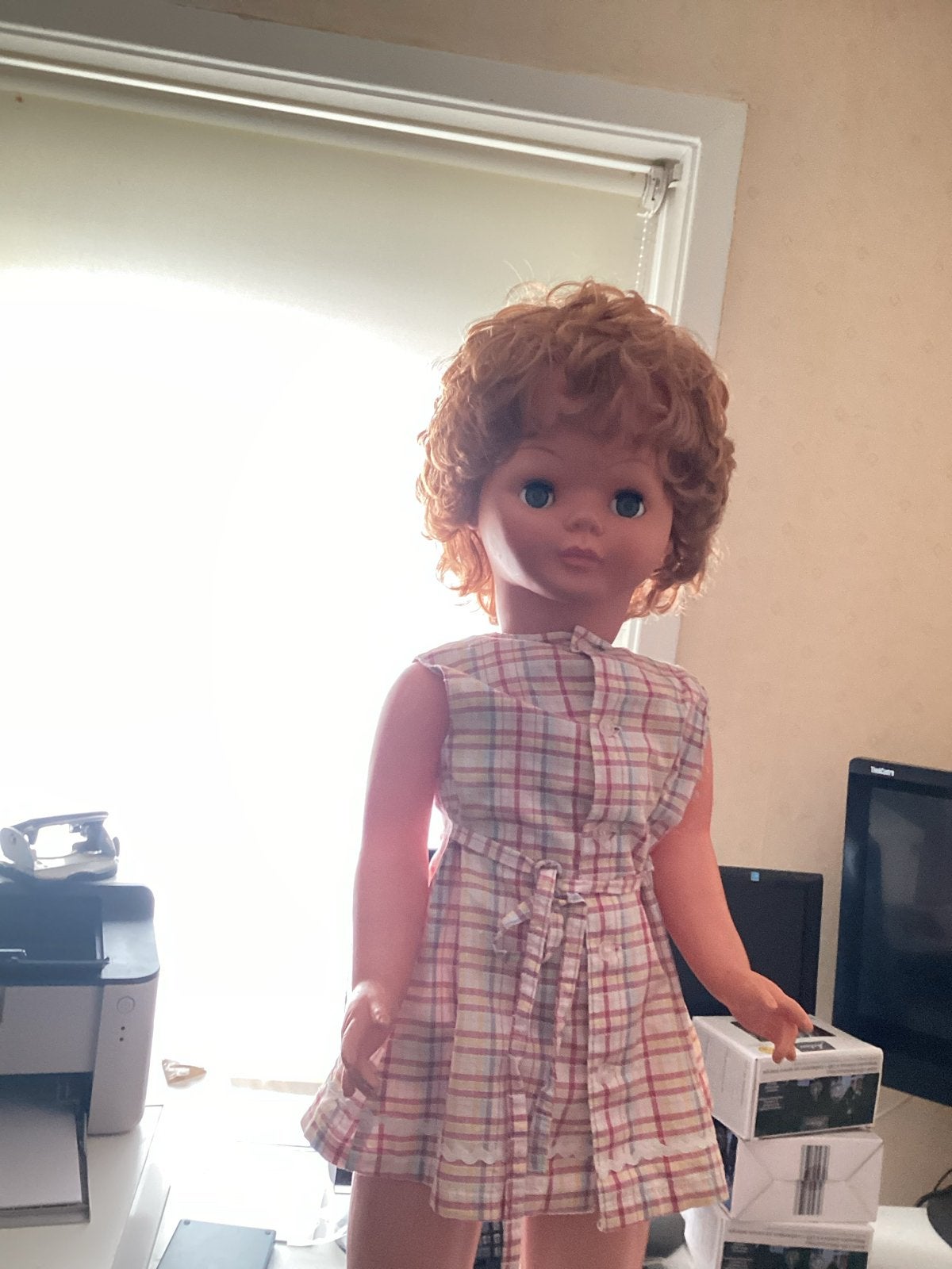 Vintage Babypop met Geruite Jurk - Zo goed als nieuw, Ophalen of Verzenden, Zo goed als nieuw, Babypop