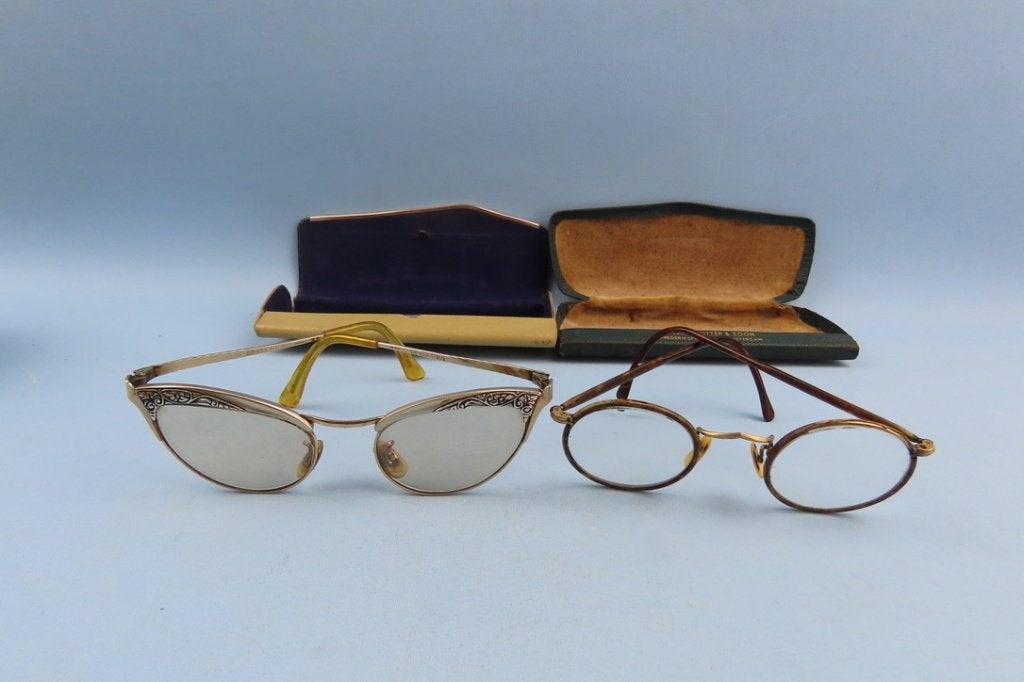 Twee vintage brillen in koker - 1e helft 20ste eeuw., Ophalen of Verzenden, Zwart, Bril, Overige merken
