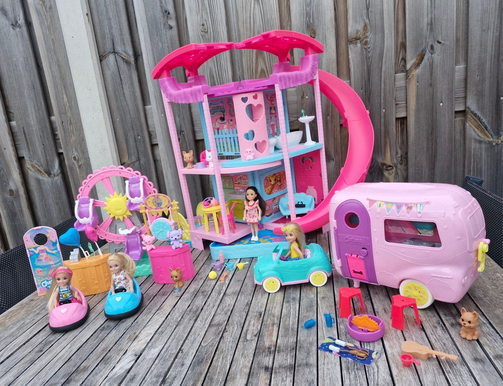 Barbie Chelsea speelset met huis, caravan en kermis, Ophalen of Verzenden, Zo goed als nieuw, Barbie
