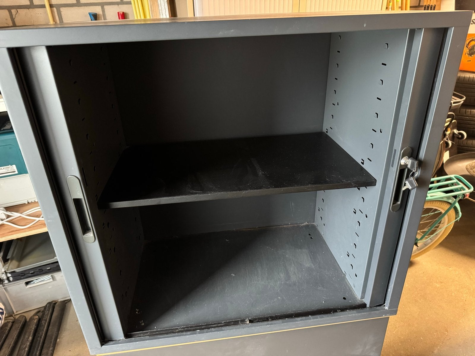 Metalen archiefkast met roldeuren en slot, Huis en Inrichting, Kasten | Roldeurkasten en Archiefkasten, Meerdere deuren, Zo goed als nieuw