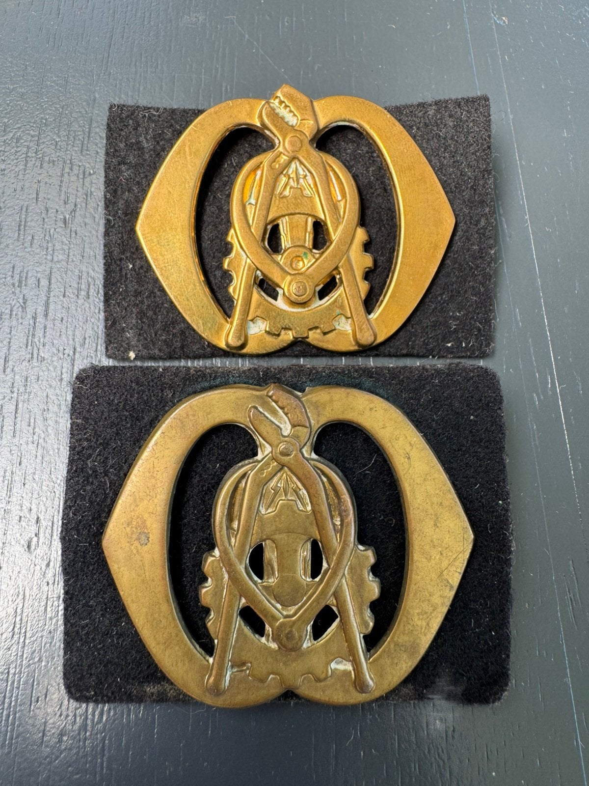 KL 2 baretemblemen TD, Begeer 1 en Begeer 2, Ophalen of Verzenden, Landmacht, Nederland, Embleem of Badge