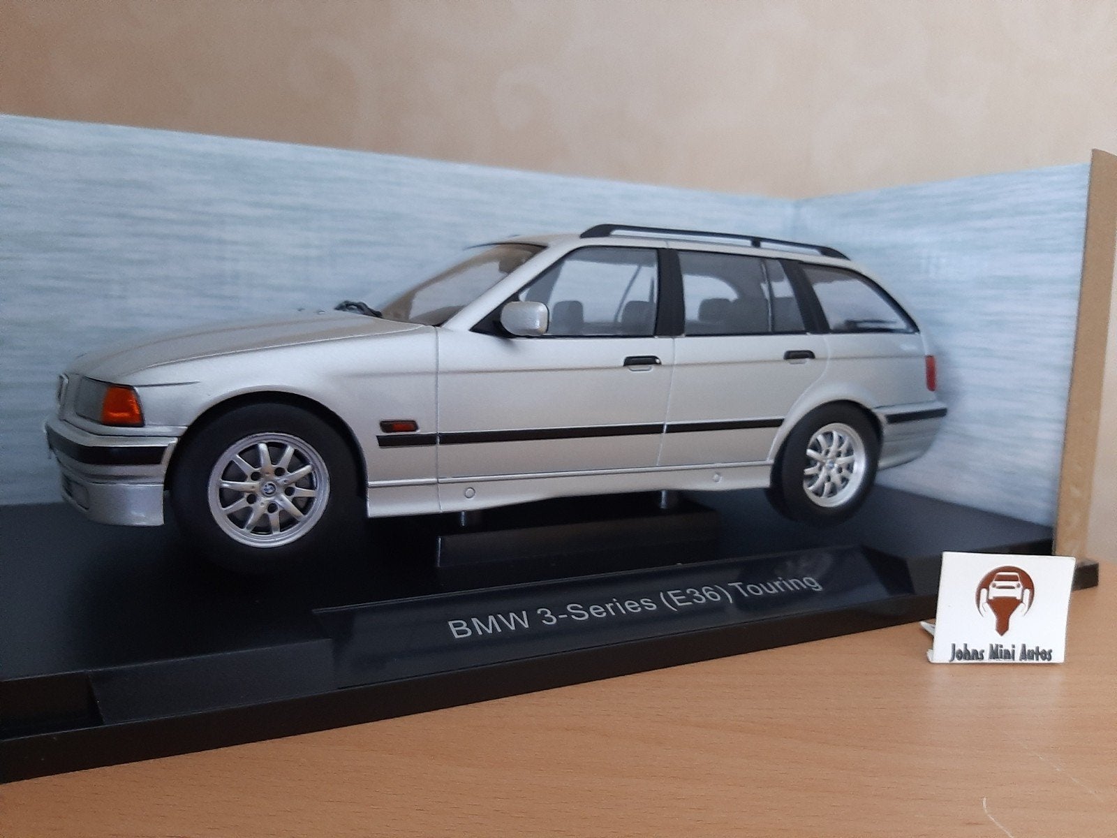 BMW 3-serie (E36) Touring in zilver metallic van MCG 1:18