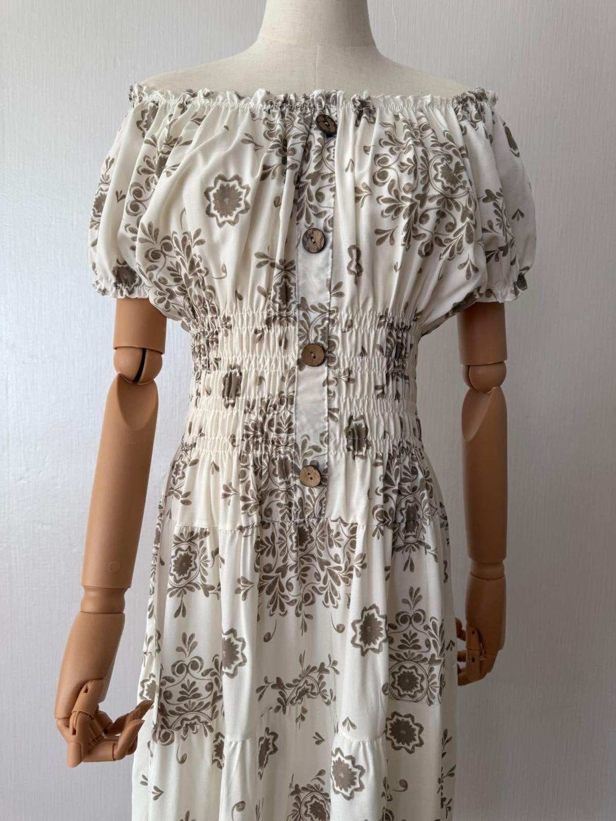 Off-shoulder jurk met bloemenprint en knoopjes, Kleding | Dames, Jurken, Maat 38/40 (M), Wit, Ophalen of Verzenden, Onder de knie