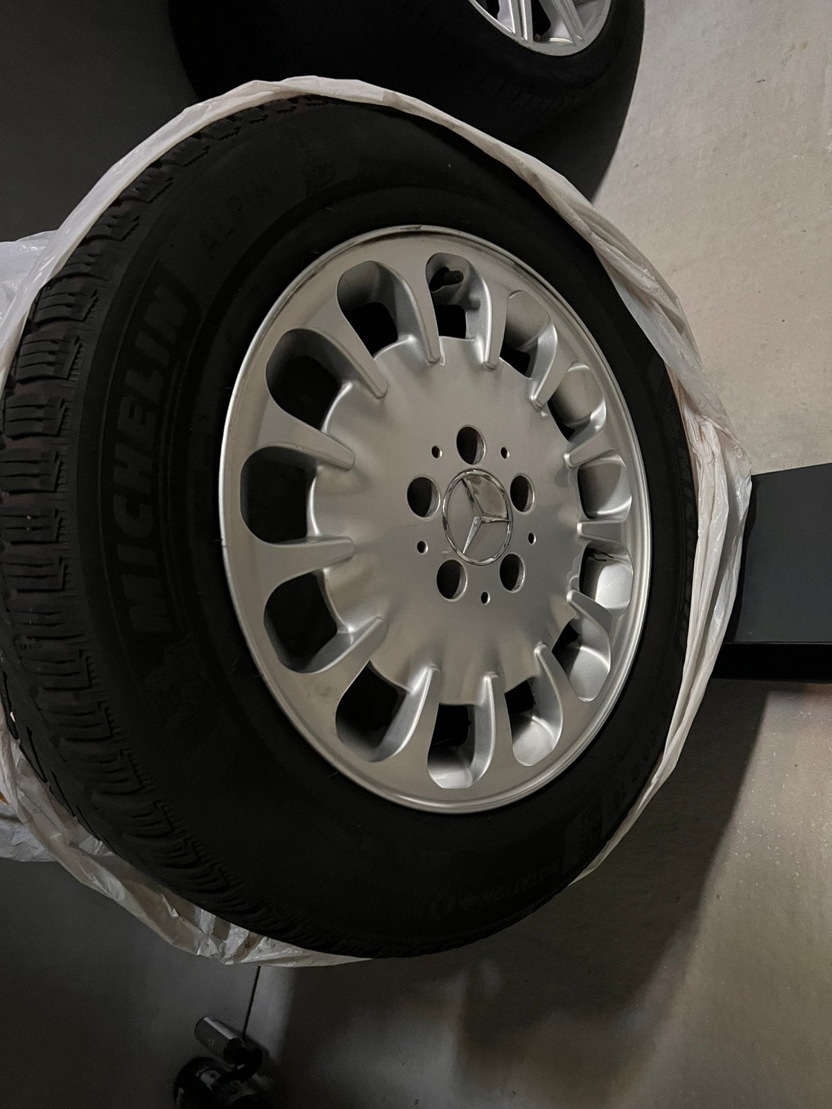 Originele Mercedes W211 velgen met Michelin winterbanden!, Auto-onderdelen, Banden en Velgen, Ophalen, 16 inch, Banden en Velgen