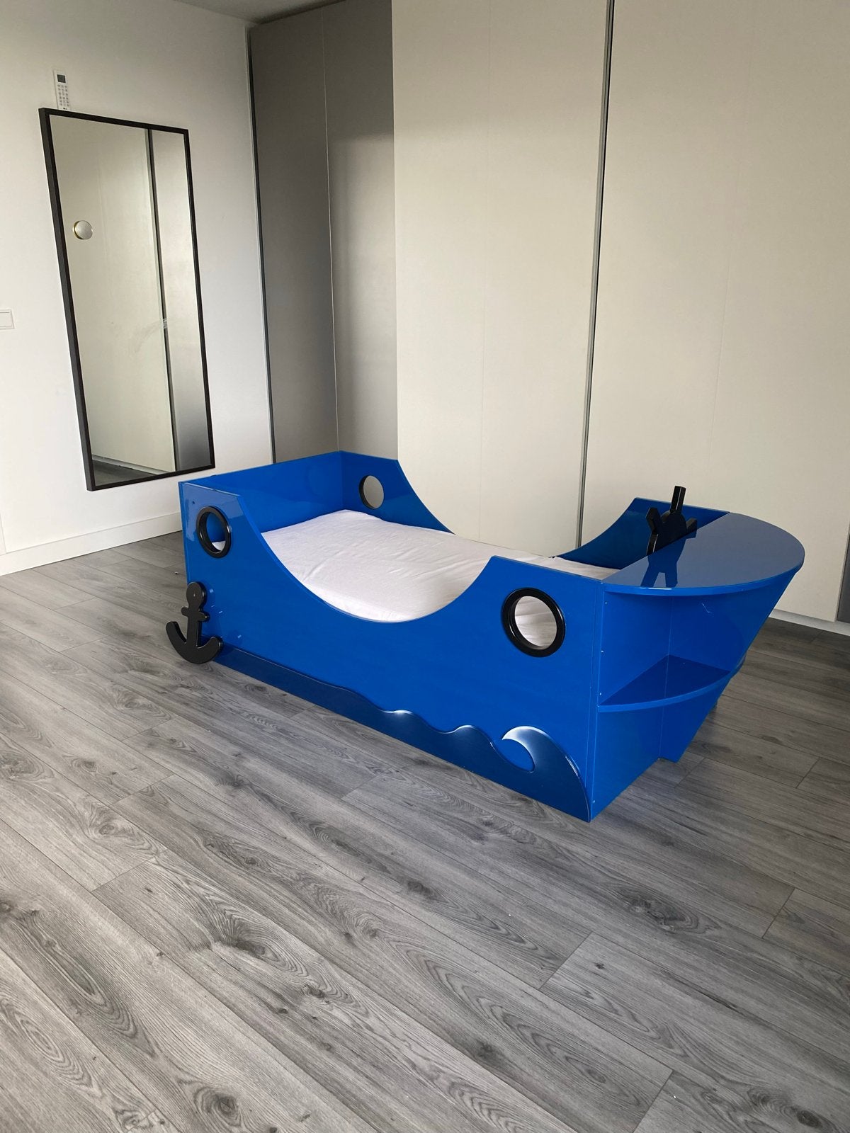 Uniek peuterbed in bootvorm - Blauw met leuke details, Ophalen, Gebruikt, Blauw, 190 cm of minder