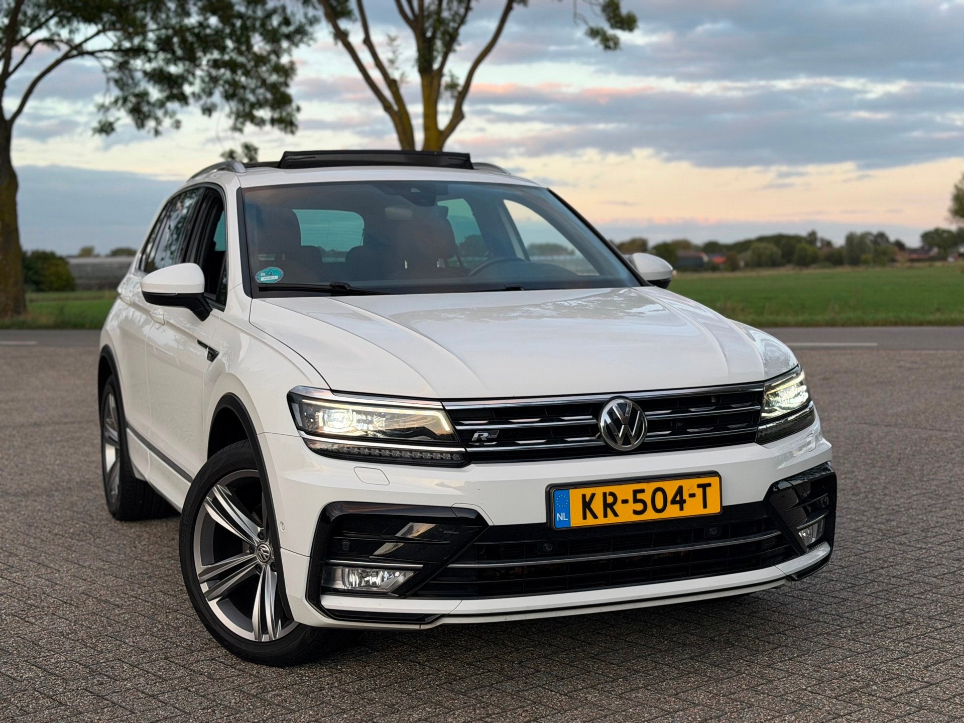 Volkswagen Tiguan 1.4 TSI 125PK (bj 11-2016) R-Line PANO|CAM, Voorwielaandrijving, Dealer onderhouden, 125 pk, Gebruikt
