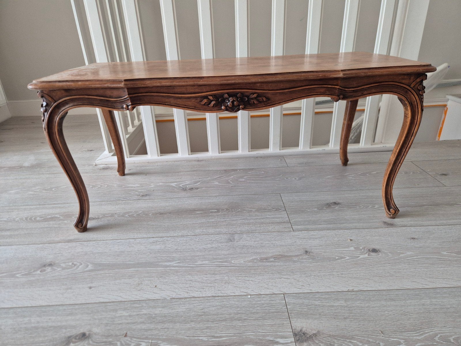 Antieke salontafel met sierlijk houtsnijwerk, Ophalen