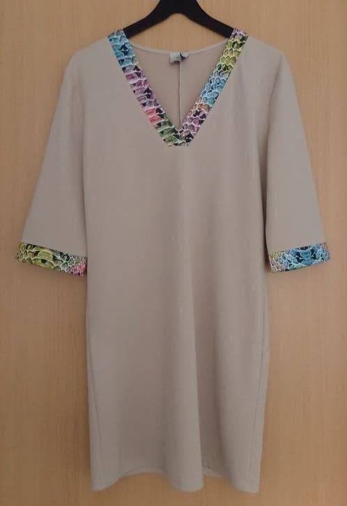 Beige jurk met leuke details maat 40 tot onder de knie, Kleding | Dames, Maat 38/40 (M), Beige, Ophalen of Verzenden, Zo goed als nieuw