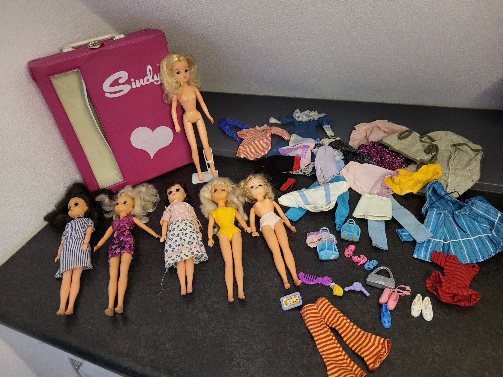 Vintage Sindy poppen en kleding in koffer, Ophalen of Verzenden, Pop