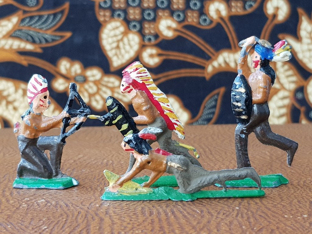 Vier Indianen oud speelgoed uit Engeland van tin.