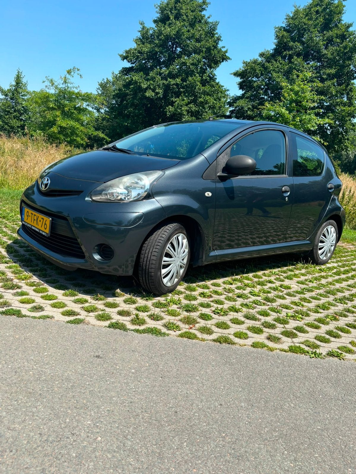 Toyota Aygo 1.0 12V Vvt-i 5DRS 2014 Grijs.  APK 07-27, Voorwielaandrijving, 4 stoelen, Origineel Nederlands, Handgeschakeld