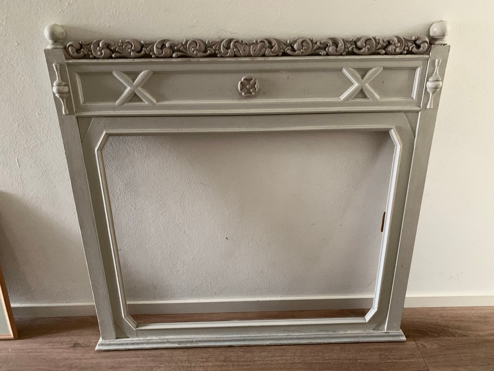 Decoratieve houten lijst met sierlijke details, Ophalen