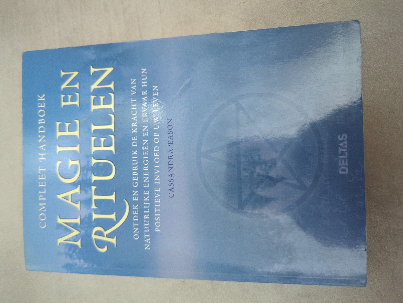 Compleet handboek magie en rituelen - Cassandra Eason, Ophalen of Verzenden, Gelezen