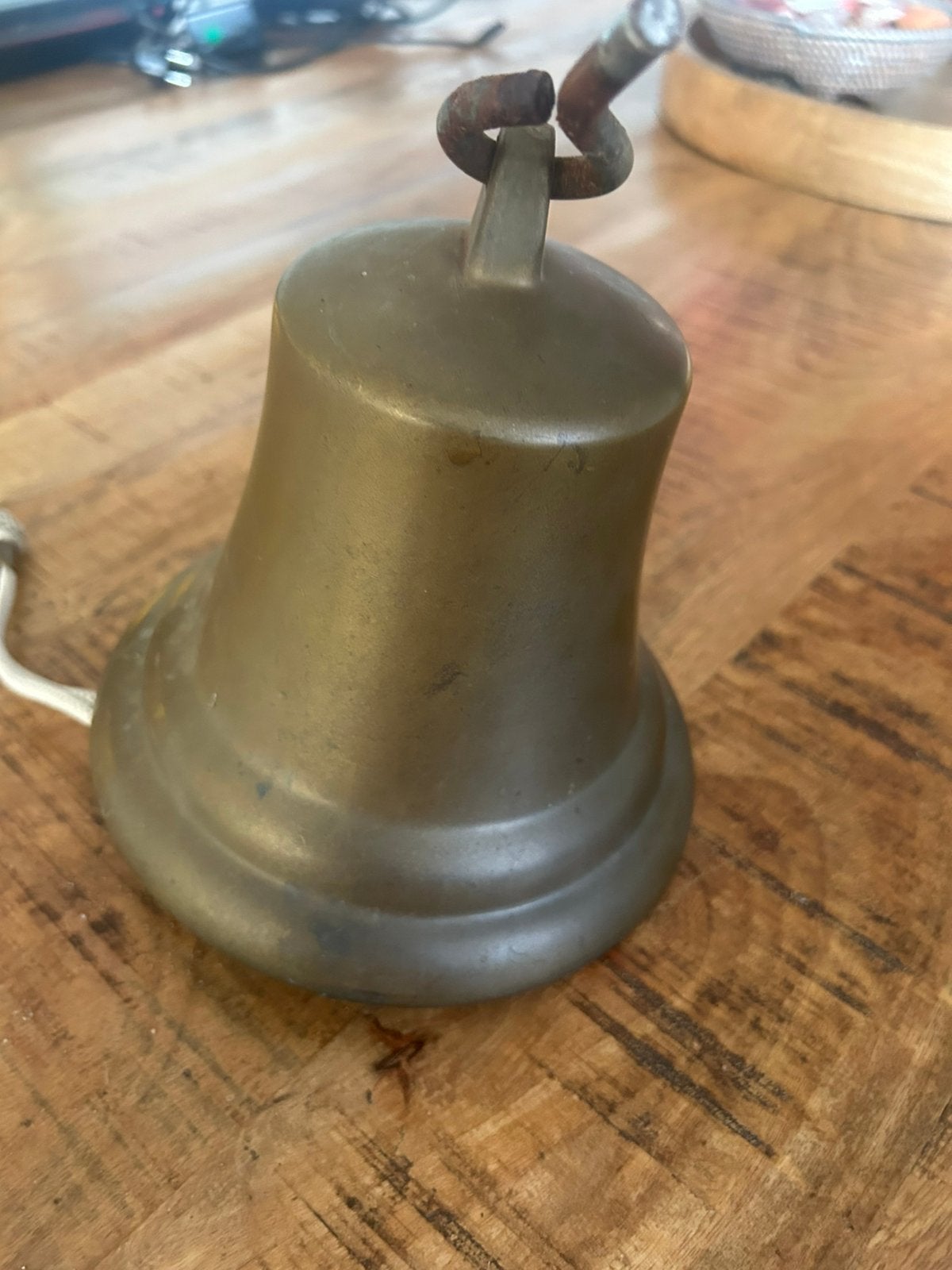 Messing scheepsbel met klepel, Ophalen